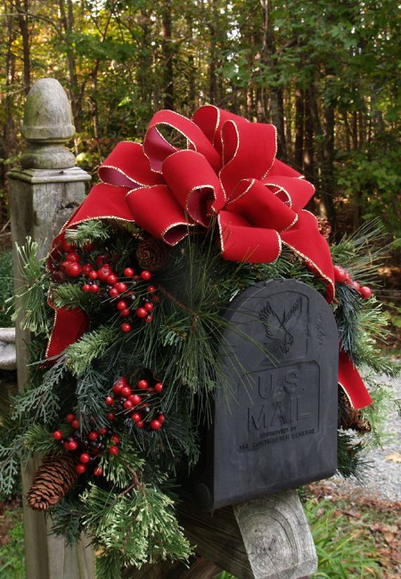 Christmas-Themed Mailbox Decor