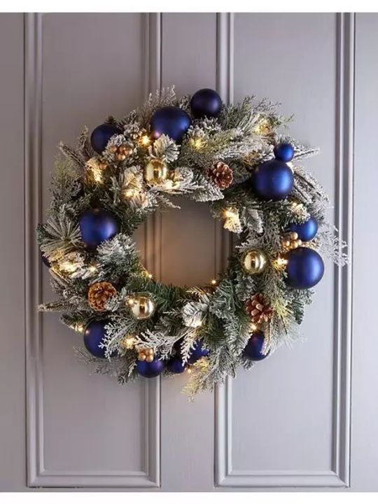 Festive Wreath with Baubles