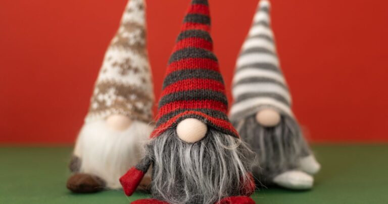 15 Controversial Christmas Decorations Nobody Admits They Loathe