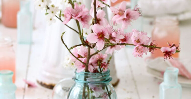 15 Simple Spring Centerpieces That Deliver Major Wow Factor