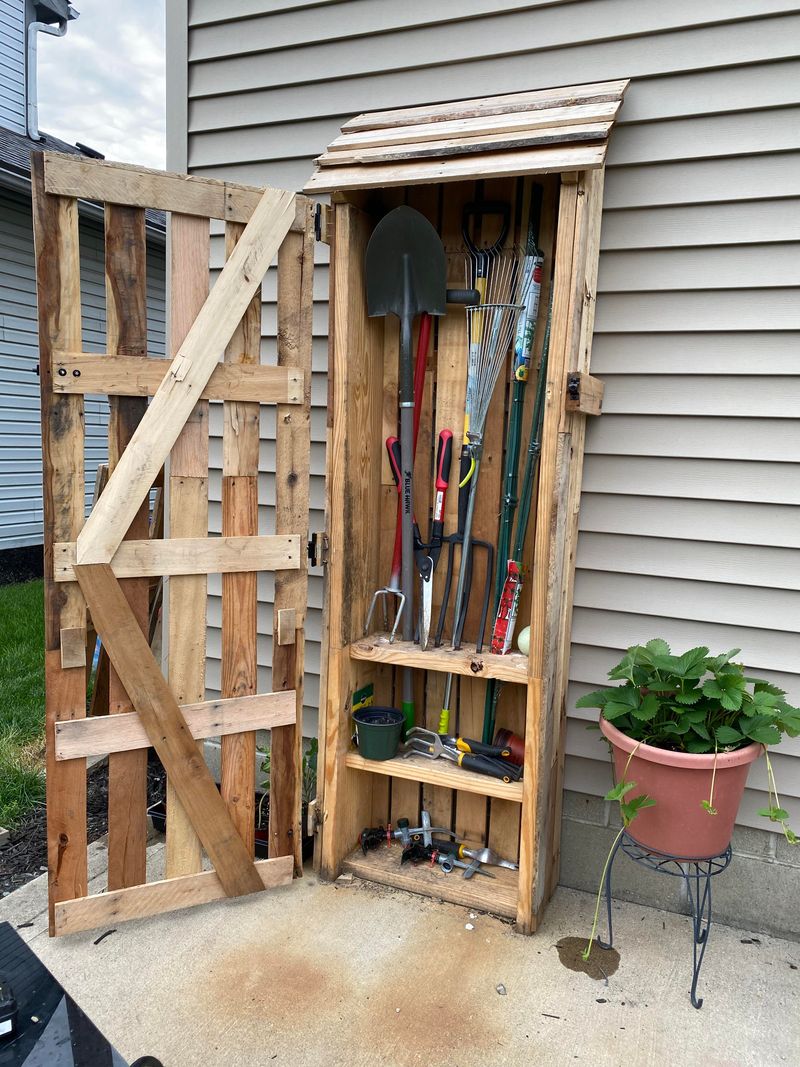 Garden Tool Organizer from Pallets