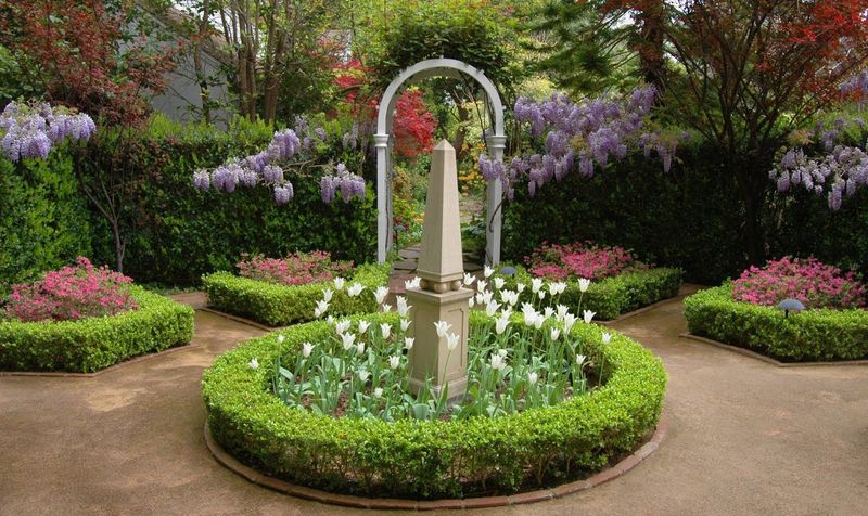 A Defined Focal Point (Water Feature, Sculpture, Bench)