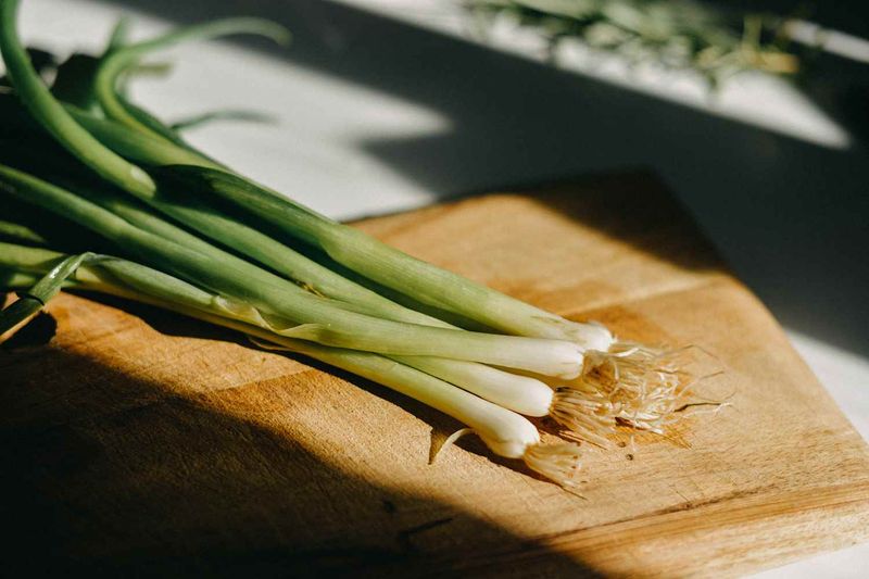 Green Onions (Scallions) (30-40 days) – Regrow from kitchen scraps!