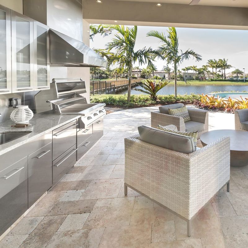 Luxurious Outdoor Kitchen