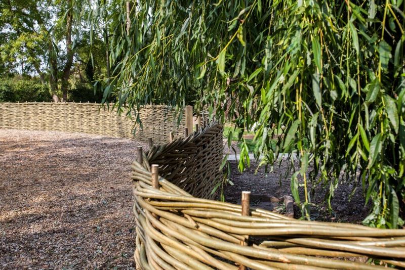 Curved Privacy Screens