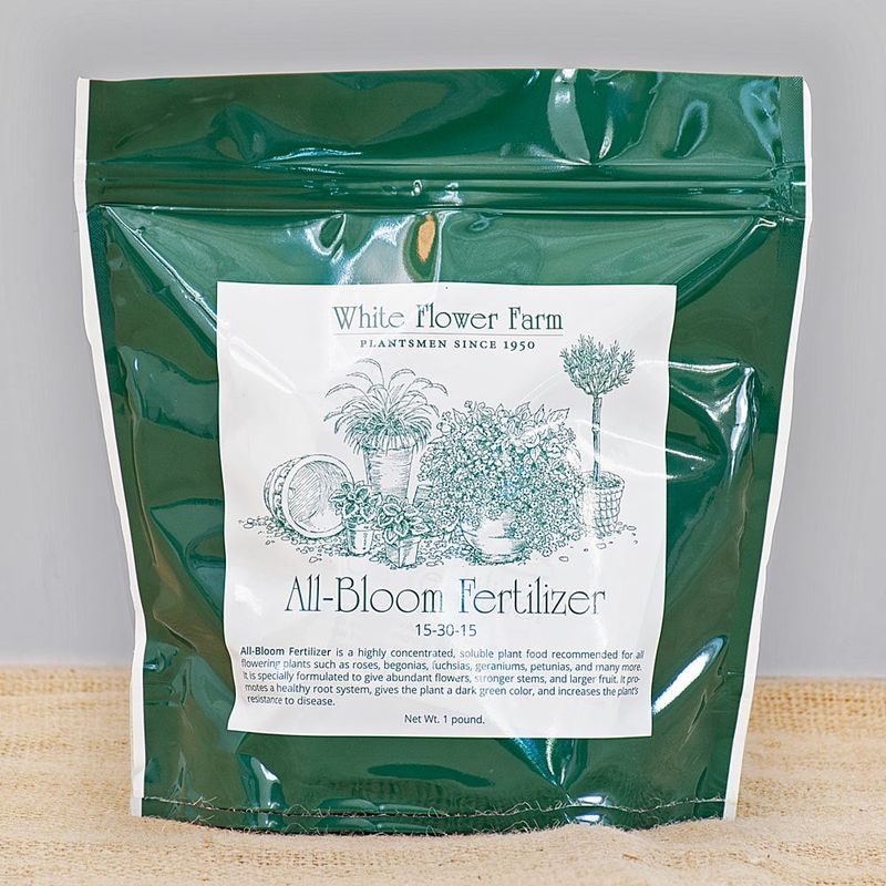 Feed With a High-Phosphorus Bloom Booster