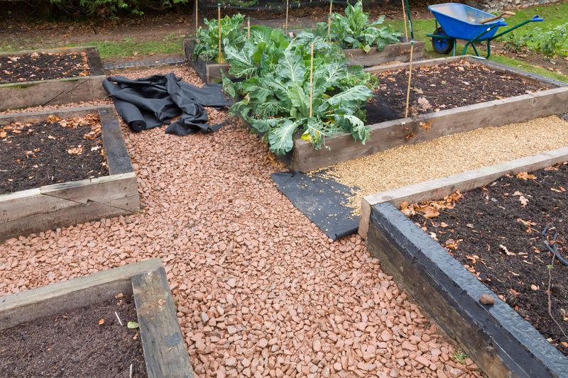 Build the gravel layer around the site