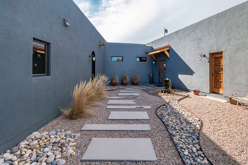 Gravel-and-boulder entry garden